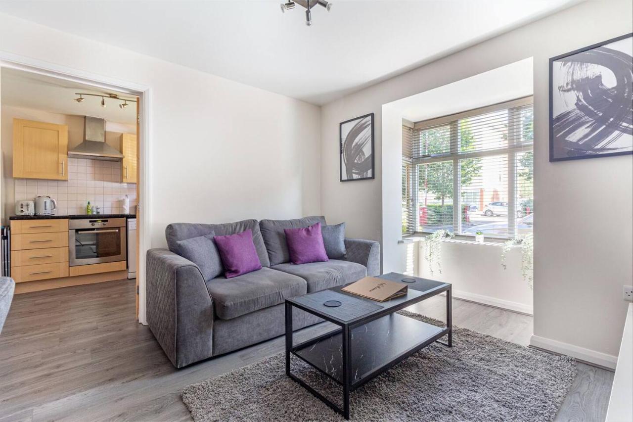 Lovely 2Bed Apt In Redditch, Free Wi-Fi & Parking Zewnętrze zdjęcie